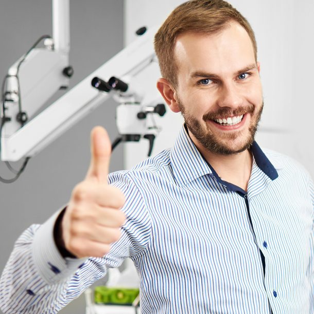 Szczęśliwy człowiek po zabiegach stomatologicznych Zdjęcie stockowe Gabinet stomatologiczny Dr Frank - Warszawa Mokotów