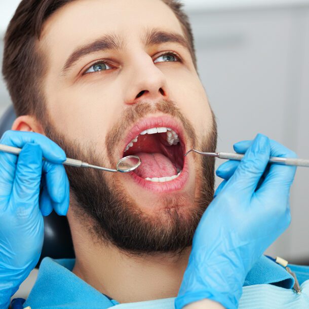 Młody mężczyzna sprawdza zęby u dentysty. Gabinet stomatologiczny Dr Frank - Warszawa Mokotów